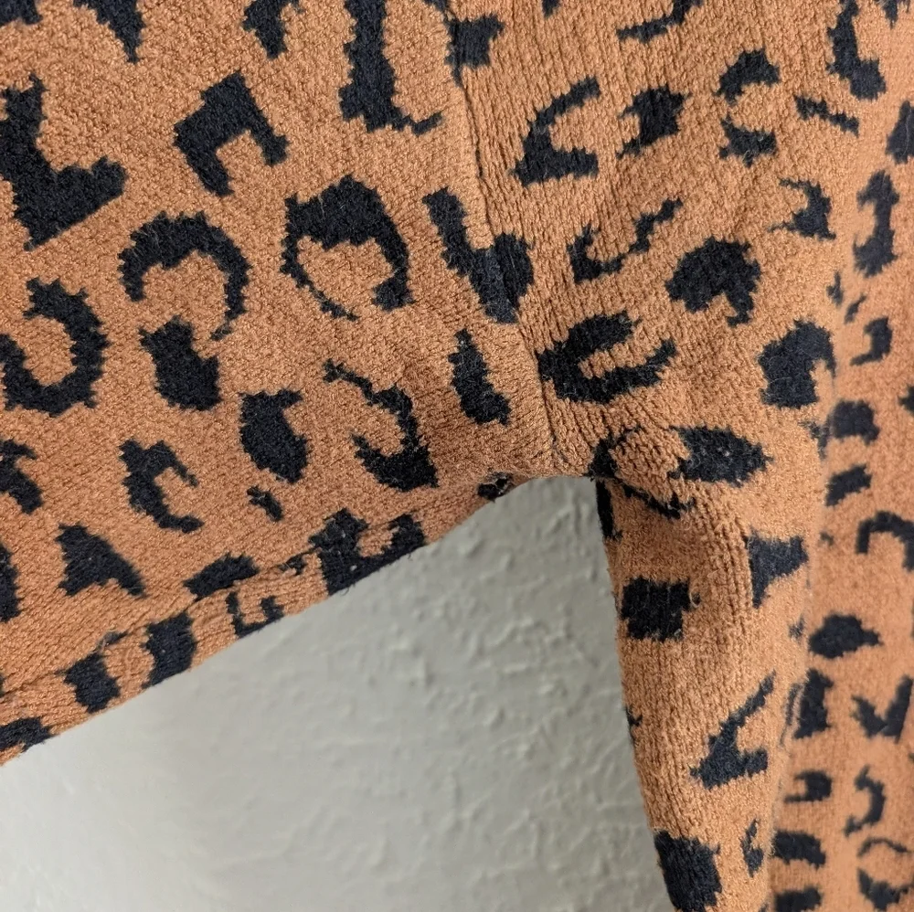 Adora Leopard Pattern V-Neck Sweater - Picture 4 of 6